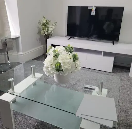 Large 5 Bedrooms In Sheffield, Near City Centre & Parks