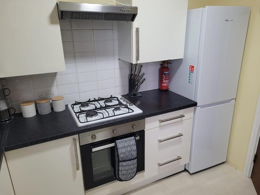 Large 5 Bedrooms In Sheffield, Near Centre & Parks Apartment